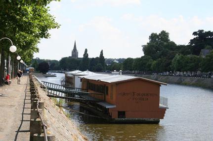 Laval, bateaux lavoirs © O.T Laval
