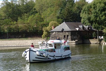 "Pénichette" houseboat © Maine Anjou Rivières