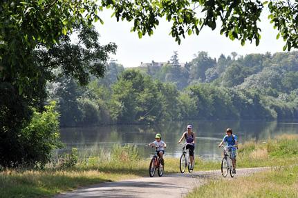 The Mayenne River towpath © J.D Billaud/Nautilus